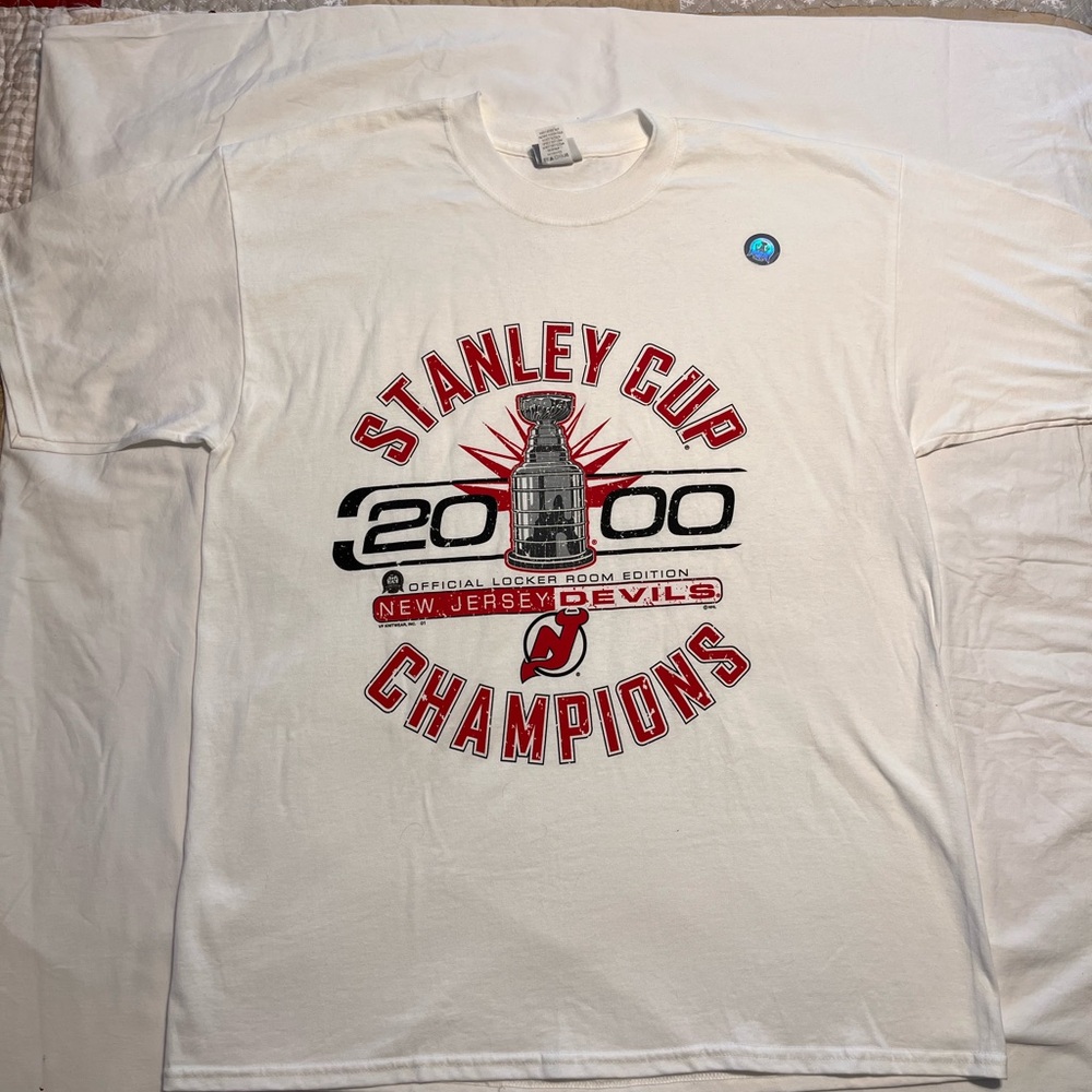 Lee brand New Jersey Devils Stanley Cup 2000 official locker room edition shirt.